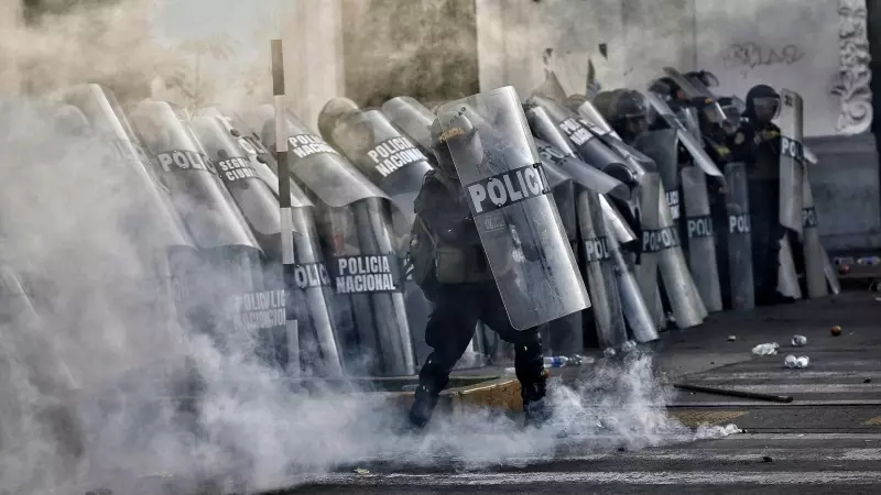 Manifestantes se enfrentan con la policía durante una nueva jornada de marchas contra la presidencia de Dina Boluarte en Lima a 26 de enero de 2023