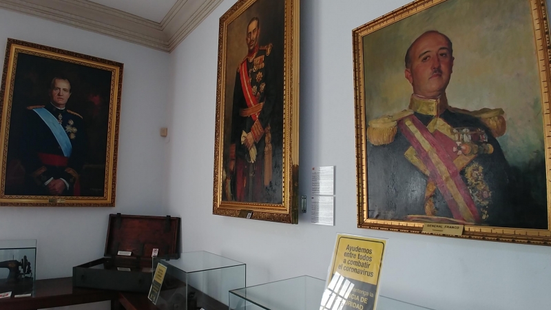 3/2/23 De iquierda a derecha, retratos de Juan Carlos I, Alfonso XIII y Francisco Franco, en el Museo Militar de A Coruña.