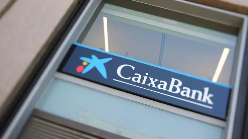 El logo de Caixabank, en una de sus sucursales en Madrid. E.P./Cézaro De Luca