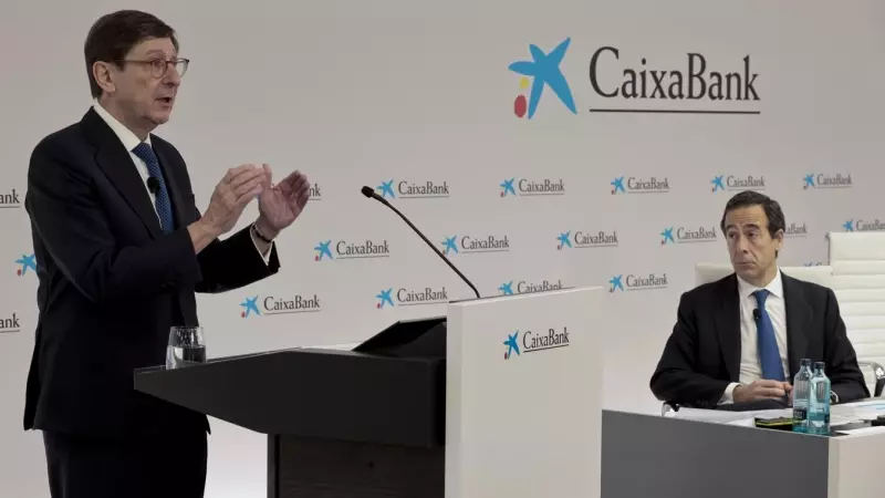 El presidente de CaixaBank, José Ignacio Goirigolzarri, junto al consejero delegado, Gonzalo Cortazar (d), durante la presentación de los resultados de 2022 de la entidad, en su sede de Valencia. EFE/Ana Escobar