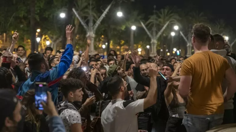 9/5/2021 Varios jóvenes reunidos y en ambiente festivo, en una calle de Barcelona, durante la primera noche sin el estado de alarma, a 9 de mayo de 2021, en Barcelona