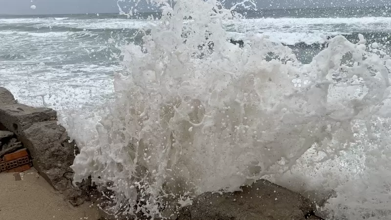 Impacte en primer pla de les onades a les casetes dels banys de Canyadó, a Badalona