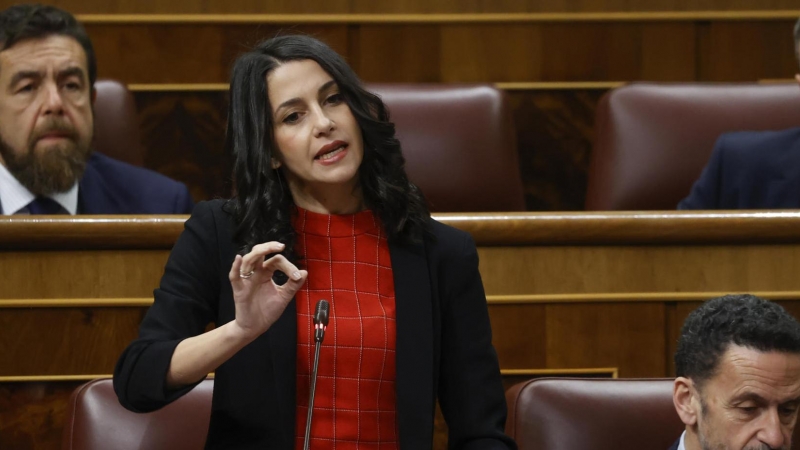 La líder de Ciudadanos, Inés Arrimadas, interviene durante la sesión de control al Gobierno del pasado miércoles en el Congreso. A su lado, Edmundo Bal