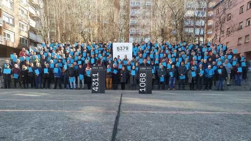 11/02/2023. Cientos de manifestante portan carpetas azules para denunciar la tortura en Euskadi, a 11 de febrero de 2023.
