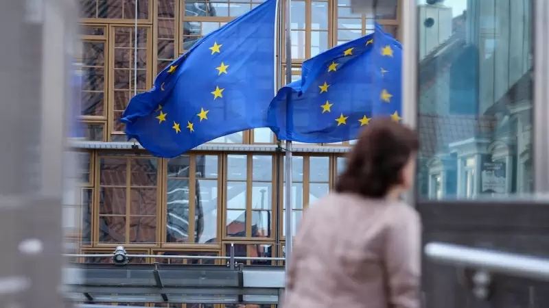 Varias banderas de la Unión Europea ondean frente al edificio de la Comisión Europea en Bruselas el 1 de junio de 2022.