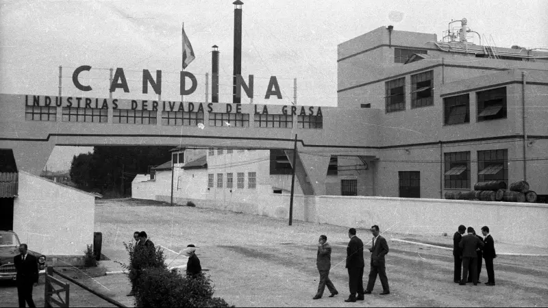 Imagen de la fábrica sobre la que gira 'Barrio Venecia', la novela de Alberto Santamaría.