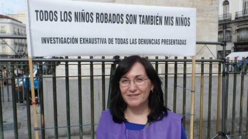 Soledad Luque, presidenta de la asociación 'Todos los niños robados son también mis niños', en una manifestación a favor de la tramitación de la Ley de Bebés Robados