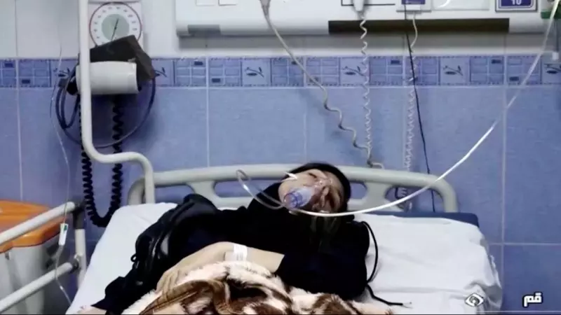 Una mujer joven yace en un hospital iraní a causa de un envenenamiento, a 2 de marzo de 2023.