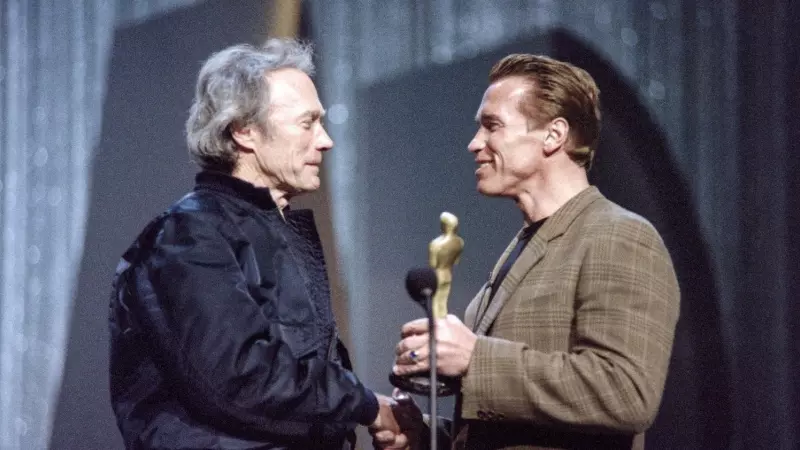 Arnold Schwarzenegger y Clint Eastwood en la gala de los Premios Oscar de 1995.