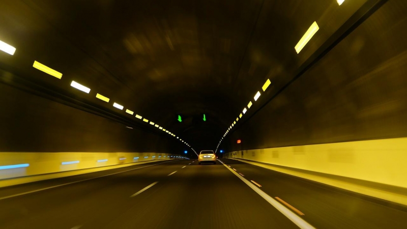 Fotografía de un túnel con poca iluminación.