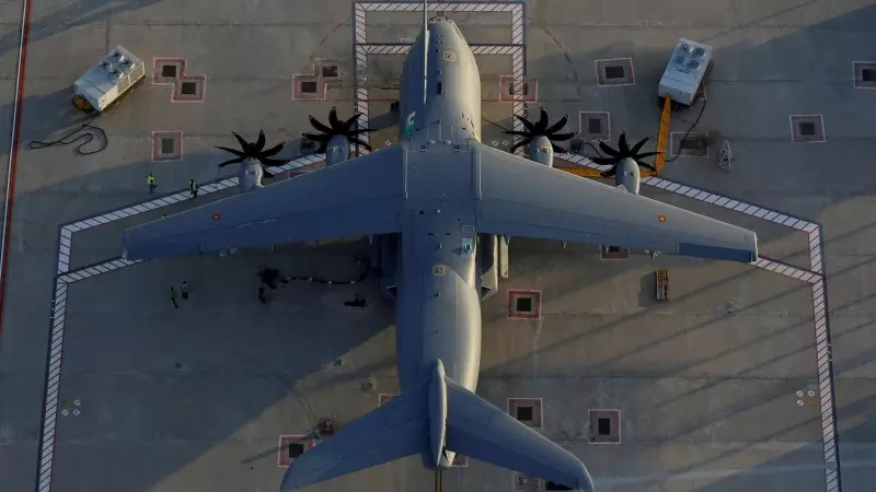 Vista de un Airbus A400M de transporte militar en la planta de ensamblaje de Sevilla. — Marcelo del Pozo / REUTERS