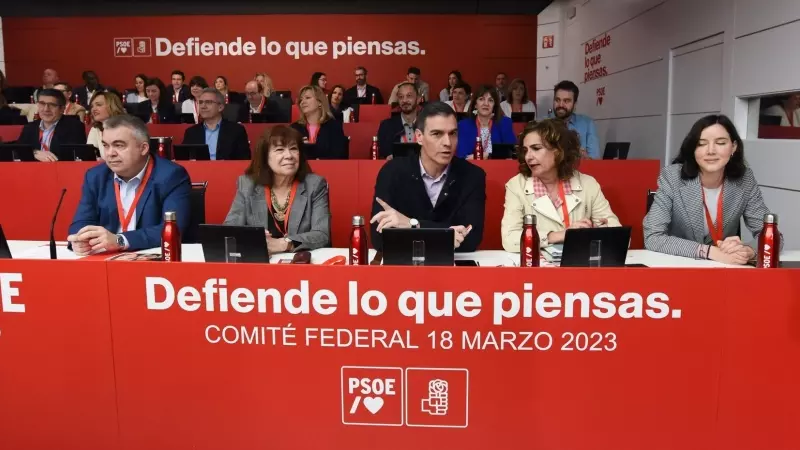 El secretario general del PSOE y presidente del Gobierno, Pedro Sánchez (c), preside la reunión del Comité Federal 'Defiende lo que piensas', en la sede federal del PSOE, a 18 de marzo de 2023, en Madrid