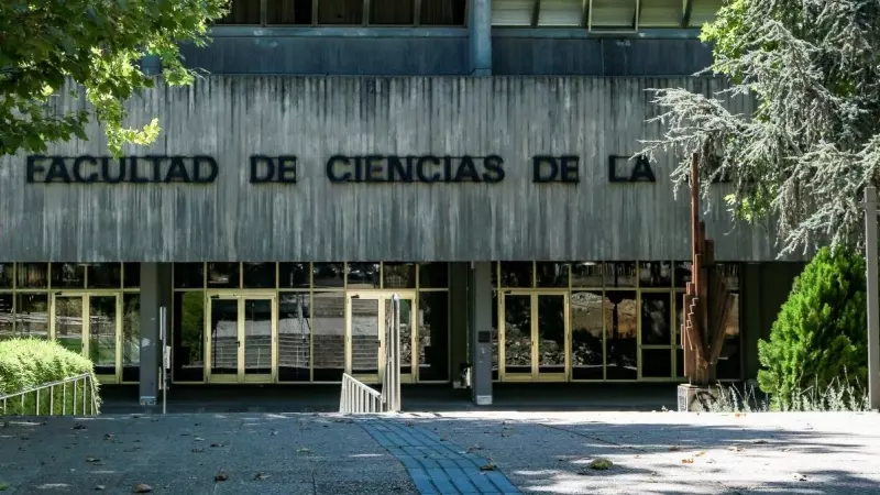 Entrada a la Facultad de Ciencias de la Información de la Universidad Complutense de Madrid, a 9 de agosto de 2019.