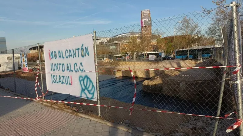 Un cartel reivindicativo, frente al terreno donde está empezando a construirse un cantón de basuras en Carabanchel (Madrid)