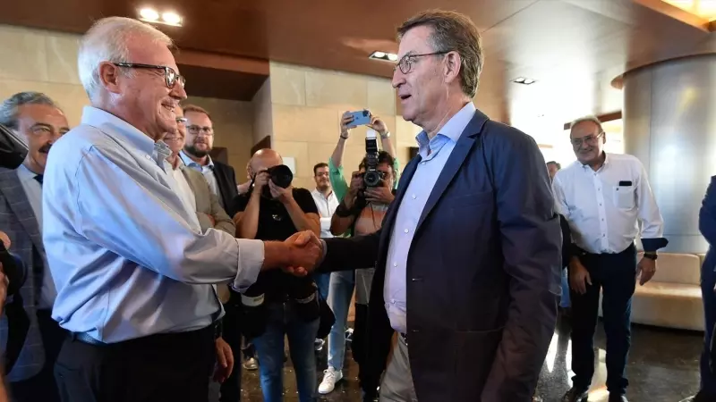 El expresidente de la Región de Murcia, Ramón Luis Valcárcel (i), saluda al presidente del PP, Alberto Núñez Feijóo (d), a su llegada a la Junta Directiva Regional del PP, en el Hotel Nelva, a 16 de septiembre de 2022, en Murcia.