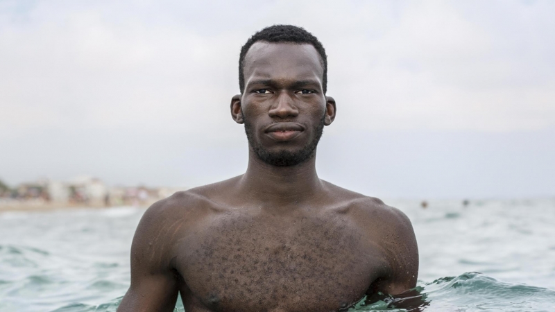 Una imagen de Amadou en el mar, en un contexto muy diferente al del primer retrato de Dezfuli.