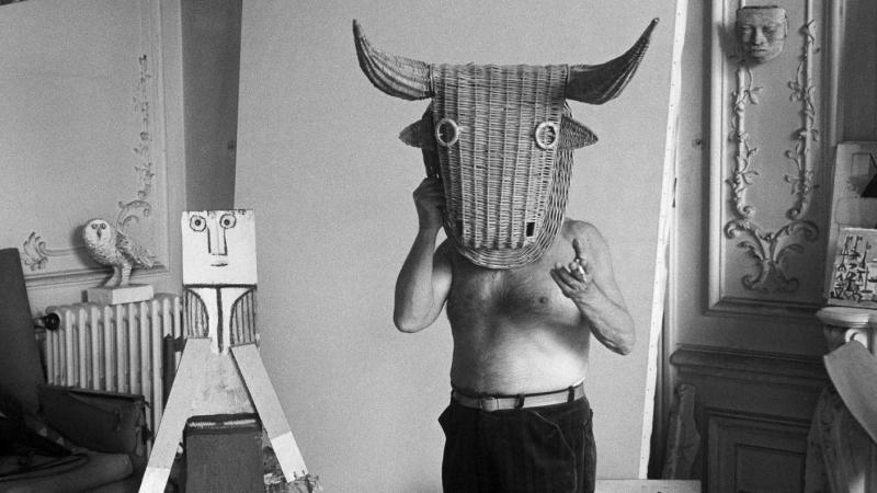 Picasso con una máscara de toro de mimbre. Cannes 1959