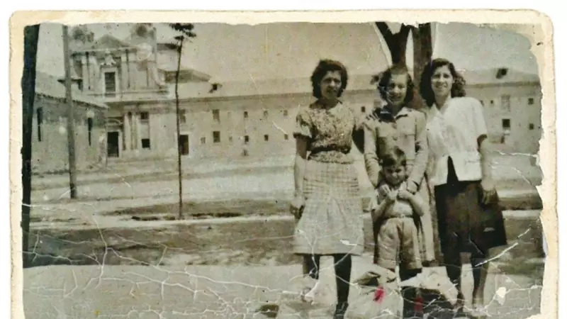 12/04/2023. Avelina Ranz, esposa de Jaime Menéndez 'El Chato', junto a su hijo y dos mujeres frente al Convento de San Pascual, antigua cárcel franquista.
