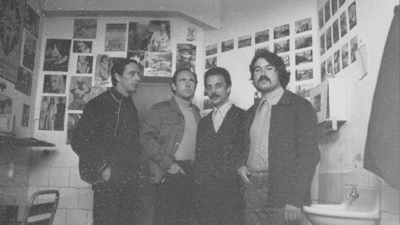 Luis Fernández Costilla, Fernando Soto, Eduardo Saborido, y Francisco Acosta en el interior de una celda de Carabanchel. Madrid, 1972.