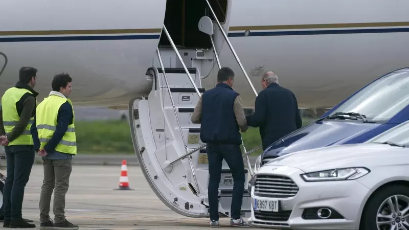 El rey emérito Juan Carlos I (d) coge el avión en el aeropuerto de Vitoria este martes tras haberse sometido a una revisión médica.
