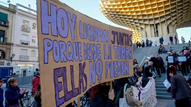 Mujeres con ropa negra en silencio en la concentración convocada en las Setas, por el movimiento asociativo de Sevilla Feministas en Red contra la violencia machista a 02 de febrero del 2023 en Sevilla