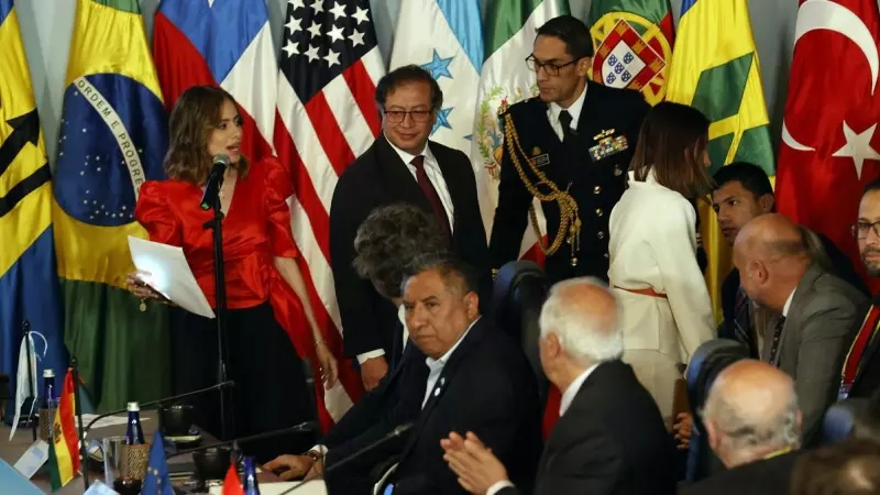 El presidente colombiano, Gustavo Petro, en el centro de la imagen, se retira tras la inauguración de la Conferencia Internacional sobre el Proceso Político en Venezuela, en Bogotá, a 25 de abril de 2023.