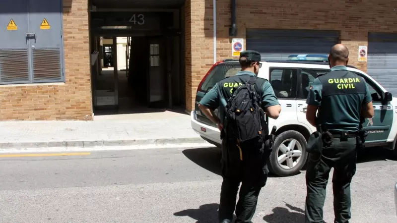 Agents de la Guàrdia Civil davant l'entrada a l'habitatge de l'exalcalde, Andreu Martí, a l'Ametlla de Mar, el 5 de juliol de 2016.