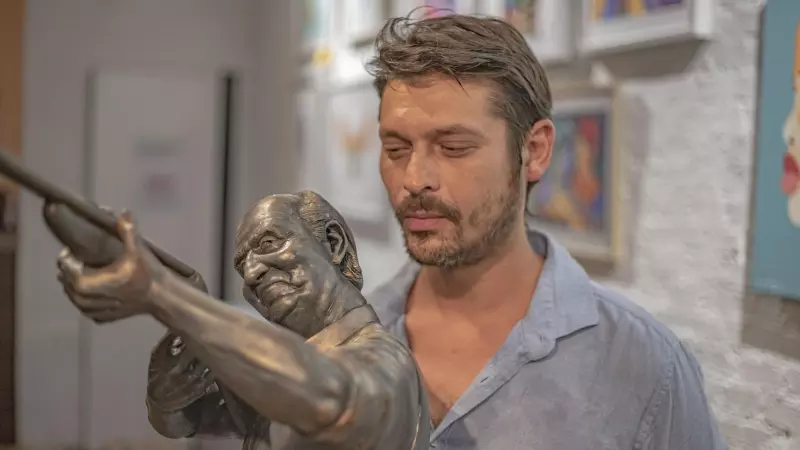 Nicolás Miranda, el artista que ha esculpido un busto de Juan Carlos I y lo ha colocado junto al Oso y el Madroño de la Puerta del Sol.