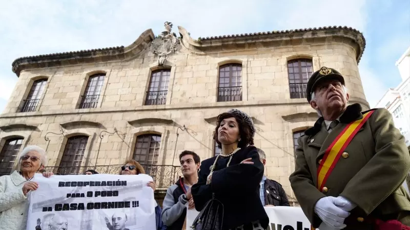 El actor Fernando Morán y la actriz Isabel Risco, caracterizados como Franco y Carmen Polo en una de las manifestaciones para pedir la devolución al pueblo de A Coruña de la Casa Cornide.