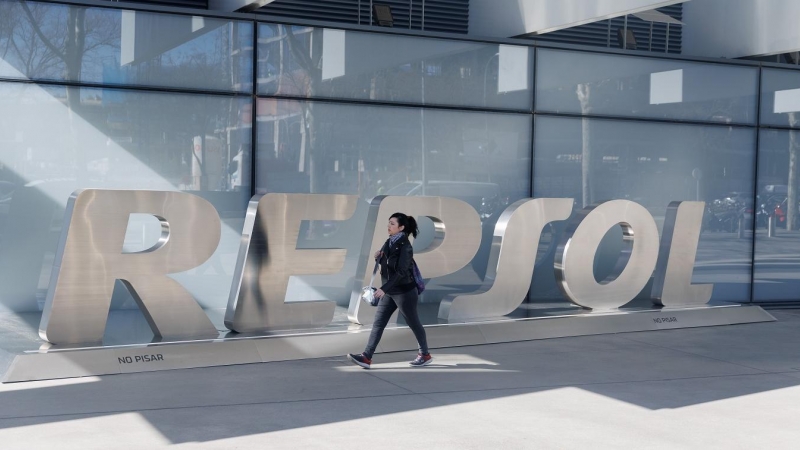 Una mujer camina frente a las letras Repsol en su sede en Madrid. E.P./Eduardo Parra