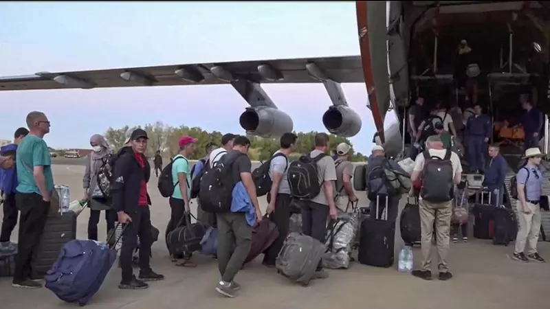 2/5/23 Ciudadanos rusos embarcando en un avión para ser evacuados de Sudán, en una imagen tomada el pasado lunes.