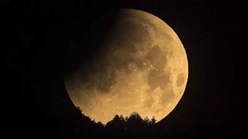 La luna se ve durante un eclipse lunar penumbral en Skopje, a Mayo de 2022.