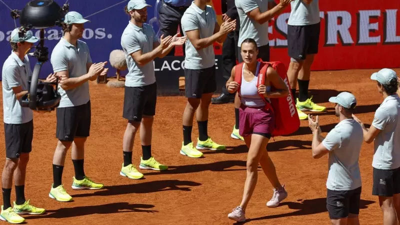 Los recogepelotas hacen el pasillo a la tenista bielorrusa Aryna Sabalenka, en su partido de semifinales del Open de Madrid ante la griega María Sákkari. EFE/ Chema Moya