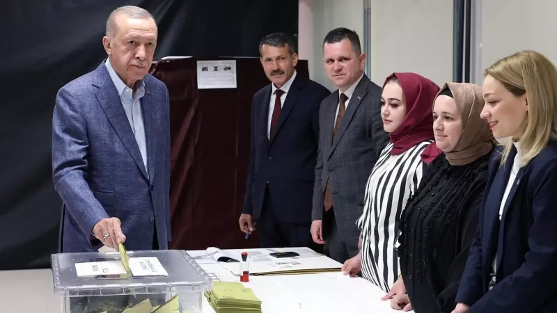 El presidente de Turquía, Recep Tayyip Erdogan, vota en las elecciones presidenciales de su país, a 14 de mayo de 2023.