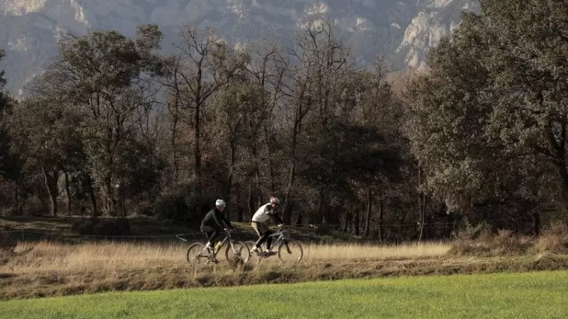 Dos ciclistes fent la Ruta Transcatalunya en BTT