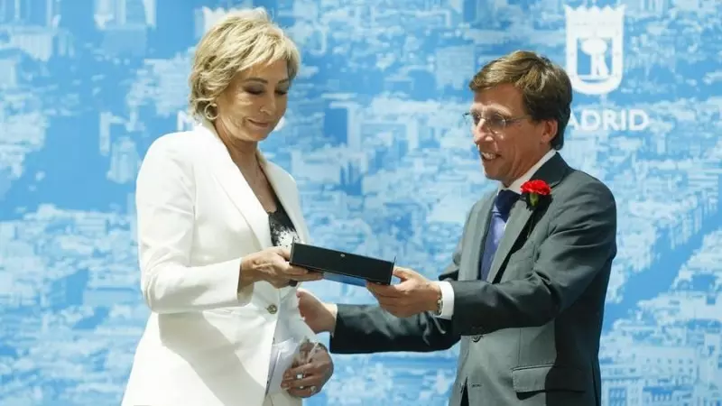 La periodista Ana Rosa Quintana recibe la Medalla de Honor de la Ciudad de Madrid de manos del alcalde de Madrid, José Luis Martínez-Almeida, a 15 de mayo de 2023.