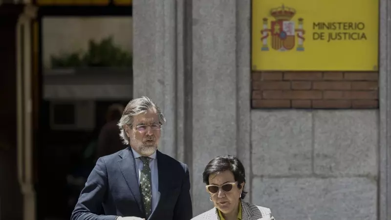 Cristina Dexeus, presidenta de la Asociación de Fiscales, y Juan José Carbonero, vocal de la Asociación Profesional de la Magistratura (APM) tras la reunión mantenida con Justicia, en Madrid, a 16 de mayo de 2023.