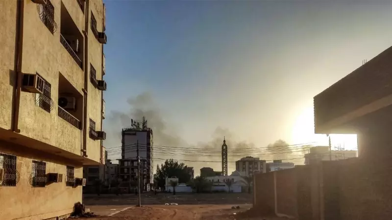 17/05/2023 - El humo se eleva sobre los edificios en el sur de Jartum, mientras continúa la violencia entre dos generales sudaneses rivales, a 17 de mayo de 2023.