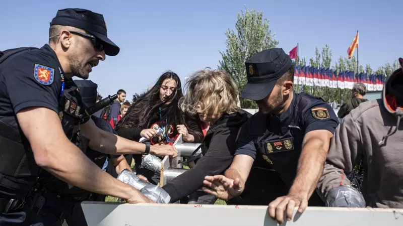 Activistas de Desarma Madrid forcejean con la Policía durante una protesta contra la celebración de la Feira Internacional de Seguridad y Defensa en Madrid.