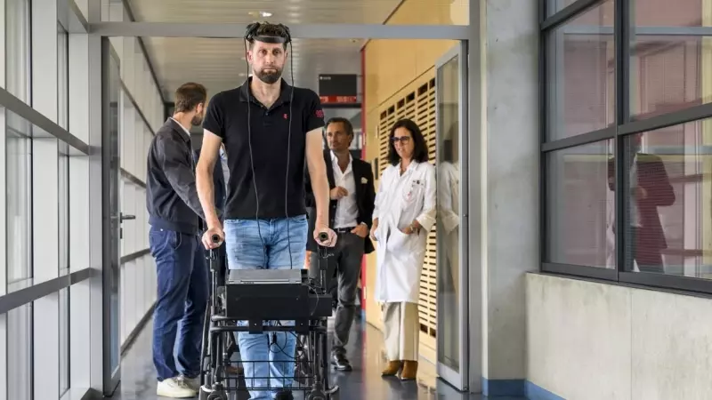 24/05/2023- El paciente holandés parapléjico Gert-Jan camina gracias a la interfaz que permite caminar con control mental después de una lesión en la médula espinal, en Suiza a 23 de mayo de 2023.