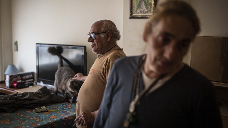 José Antonio García, de 71 años, y Luisa Montiel, de 55, en la vivienda que ocupan desde 2015 en el Edificio Dignidad de Móstoles, ocupado por la PAH y que aloja a familias en situación de vulnerabilidad.