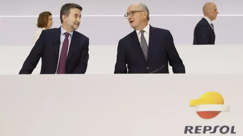El presidente no ejecutivo de Repsol, Antonio Brufau (d), y el consejero delegado de la petrolera, Josu Jon Imaz (i), durante la junta de accionistas, en Madrid. EFE/Mariscal