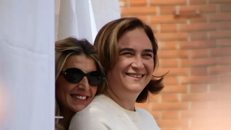 La vicepresidenta segona del govern espanyol, Yolanda Díaz, abraçada amb la candidata de BComú, Ada Colau, abans de l'inici d'un acte al Carmel