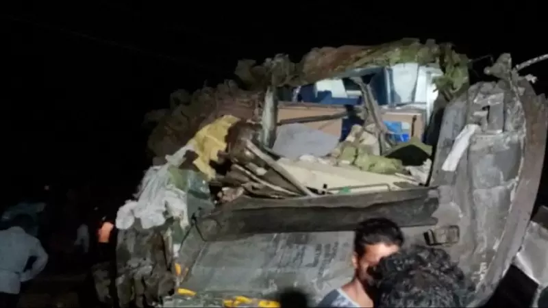 Vista de un compartimento dañado tras el accidente mortal de dos trenes, en Balasore, India, a 2 de junio de 2023.