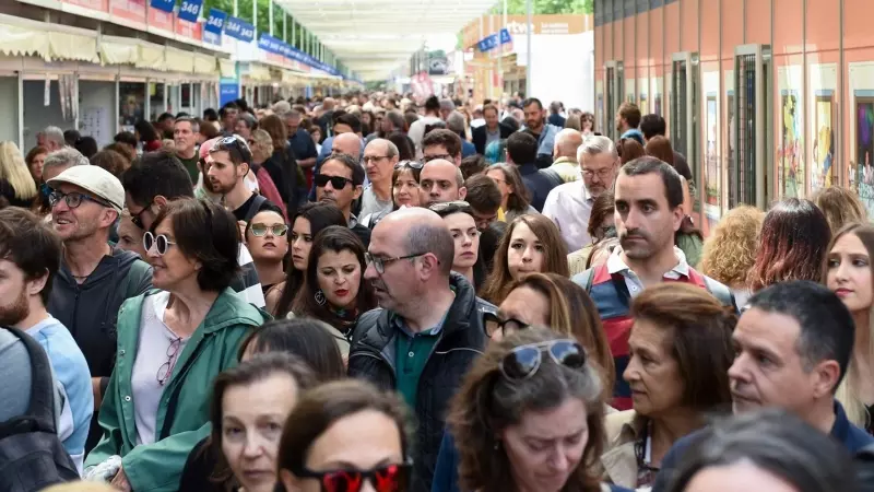 Numerosas personas asisten a la Feria del Libro de Madrid 2023, a 27 de mayo de 2023.
