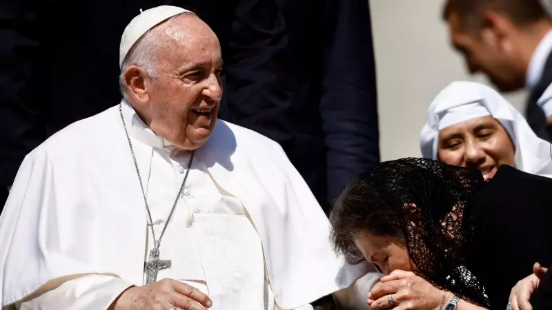 Una fiel besa la mano del papa Francisco en la audiencia en el Vaticano este 7 de junio de 2023.