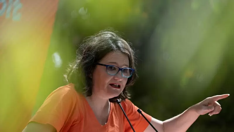 La exvicepresidenta de la Generalitat Valenciana, Mónica Oltra, interviene durante un acto de Compromís, en el Jardín del Turia, a 18 de junio de 2022