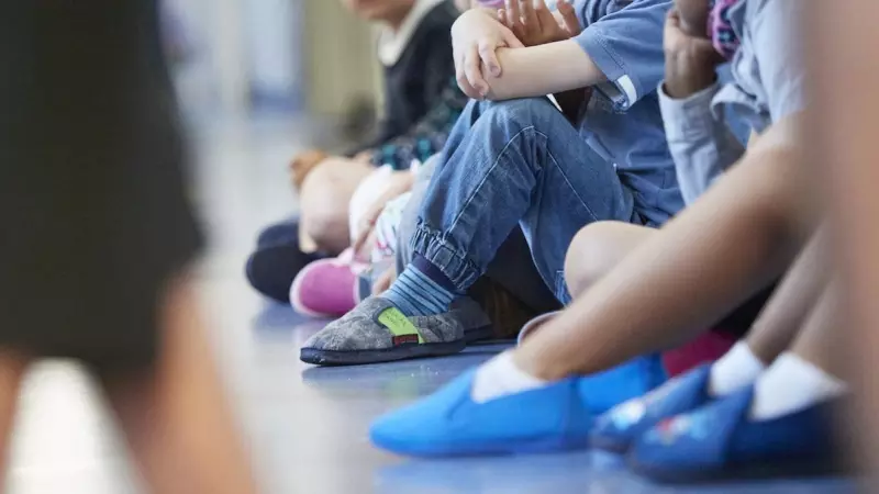Niños con zapatillas de casa en el Colegio Público Víctor Pradera, en el primer día del curso escolar 2020-2021, en Pamplona, Navarra.