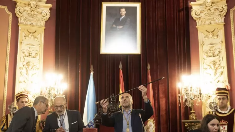 El candidato de Democracia Ourensana, Gonzalo Pérez Jacome, recibe el bastón de mando tras ser proclamado alcalde durante el pleno constitutivo del Consistorio de Ourense, a 17 de junio de 2023