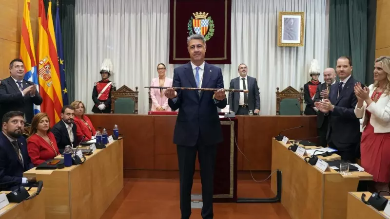 El cabeza de lista del PP en Badalona (Barcelona), Xavier Garcia Albiol, con la vara de mando tras ser investido como nuevo alcalde, a 17 de junio de 2023